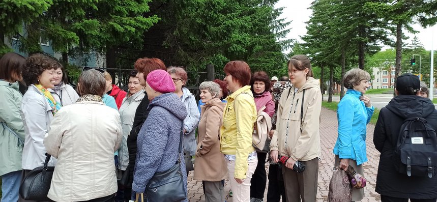 Amici e parenti dei fedeli in attesa della decisione della corte d&rsquo;appello