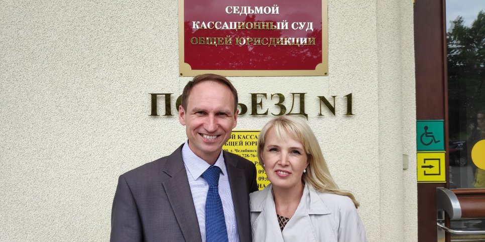伊利亚·奥列宁（Ilya Olenin）和他的妻子娜塔莉亚（Natalya）在最高上诉法院的判决后。车里雅宾斯克。2023年6月