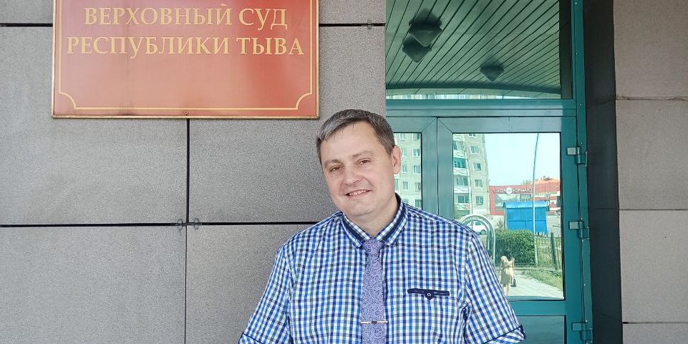Anatoliy Senin near the Supreme Court of the Republic of Tuva. June 2023