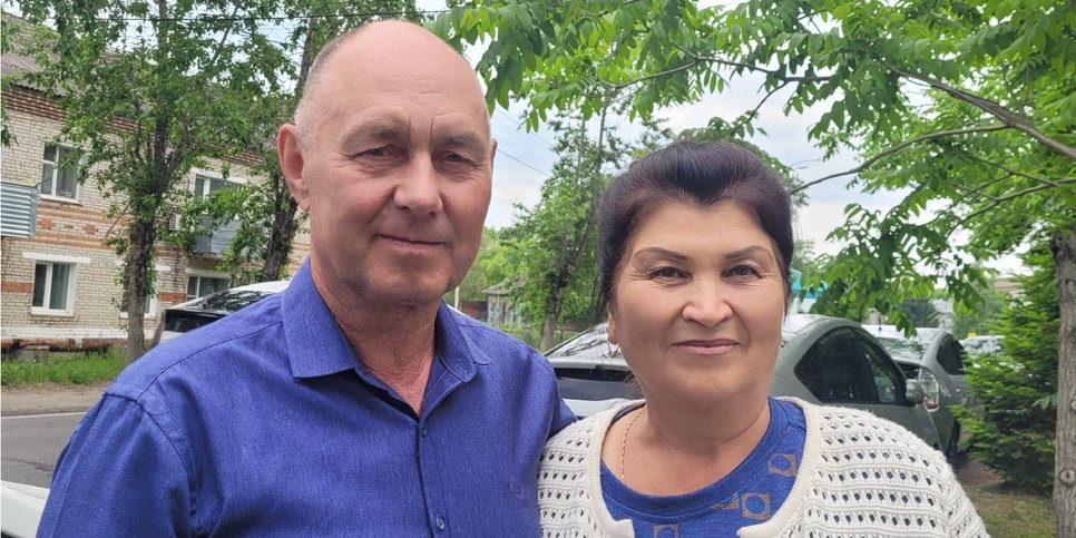 Aleksandr Shutov mit seiner Frau Roza am Tag der Urteilsverkündung. Juni 2023