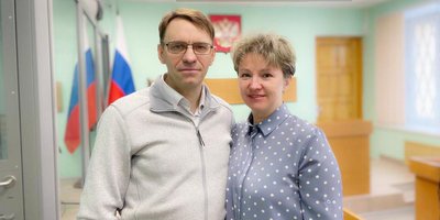 데니스 메르쿨로프와 그의 아내 나탈랴, 판결 당일인 2023년 3월 23일