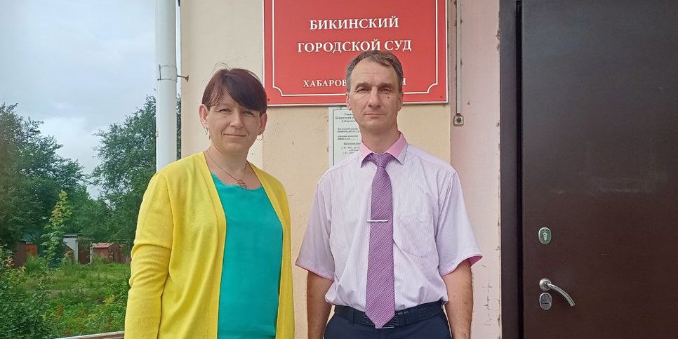 奥尔加·米尔哥罗德斯卡娅和谢尔盖·卡扎科夫在市法院大楼入口处。2023 年 8 月