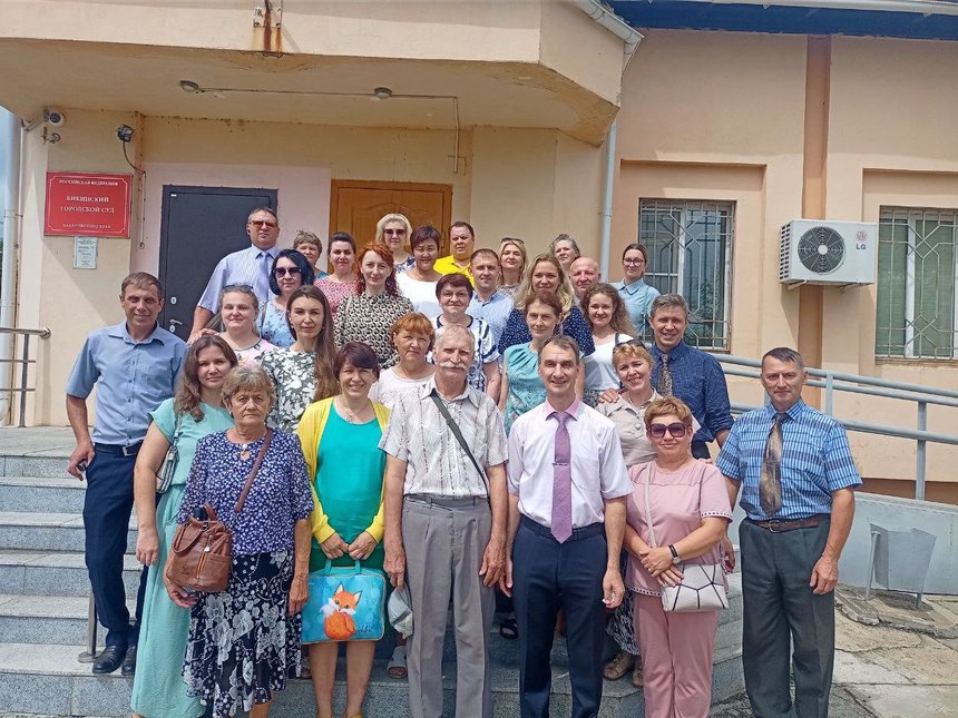 Um grupo de amigos no tribunal apoiando os fiéis. agosto de 2023