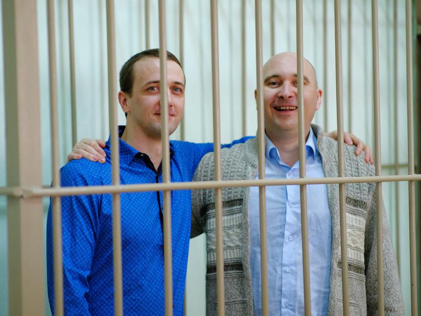 Yuriy Usanov and Maksim Morozov behind bars in the courtroom. August 2023