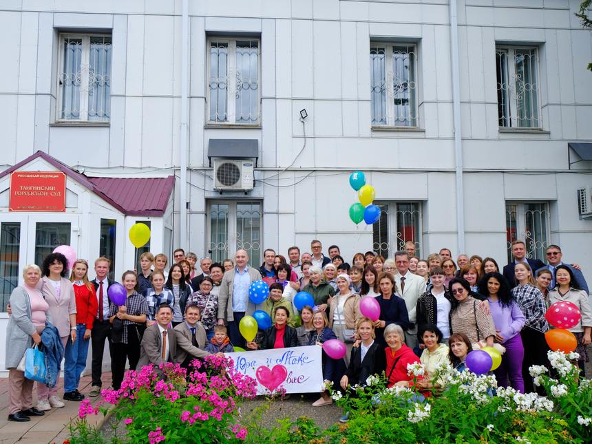 평결 당일 모로조프와 우사노프를 응원하러 온 친구들. 2023년 8월