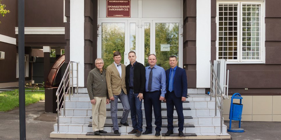 Sergueï Logounov, Pavel Lekontsev, Vladislav Kolbanov, Vladimir Kochnev et Nikolaï Jouguine au palais de justice le jour du verdict. Août 2023.
