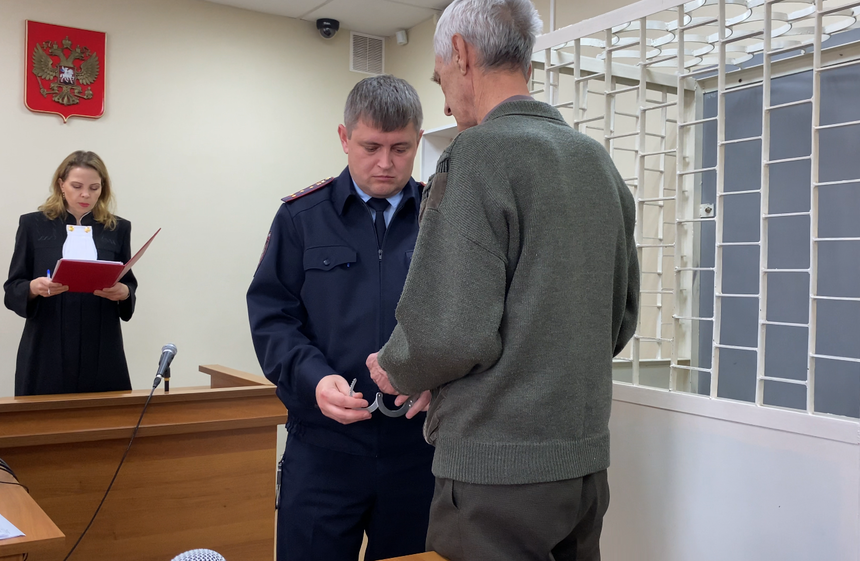 Tuomion ilmoittamisen aikana Vladimir Balabkin on käsiraudoissa. Syyskuu, 2023