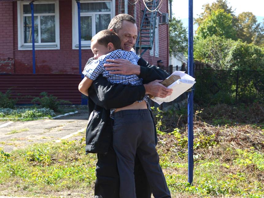 El creyente abraza a su hijo menor