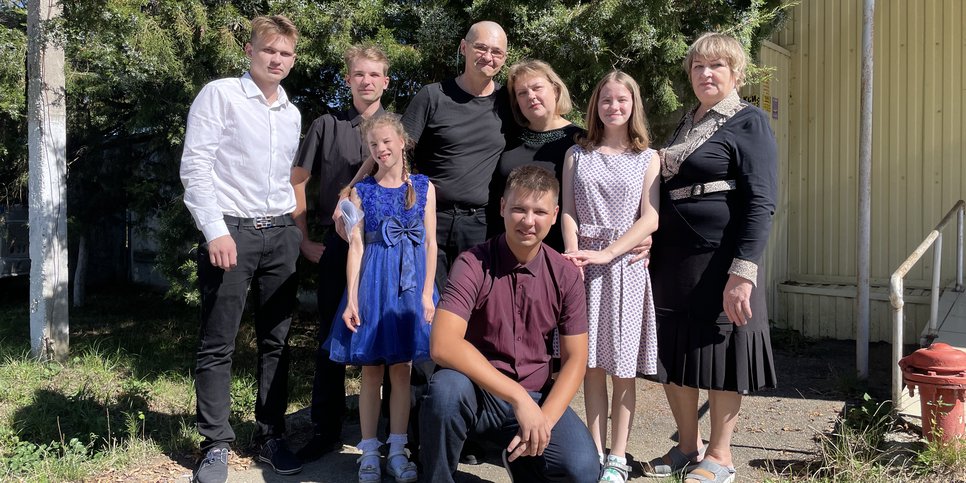 Aleksandr Nikolaev con su esposa Yevgeniya, su suegra y sus cinco hijos a la salida de la colonia. Septiembre 2023
