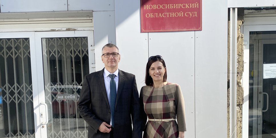 Dmitriy com sua esposa Marina após a decisão do tribunal de apelação, Novosibirsk, setembro de 2023