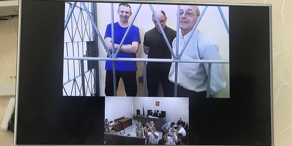 Da sinistra a destra: Vladimir Sakada, Yevgeniy Zhukov e Vladimir Maladyka partecipano all'udienza d'appello in videoconferenza