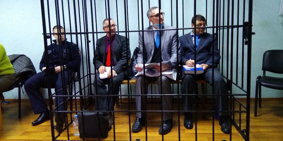 Vladimir Piskarev, Vladimir Melnik und Artur Putintsev in einem Käfig während einer Gerichtsverhandlung. November 2022