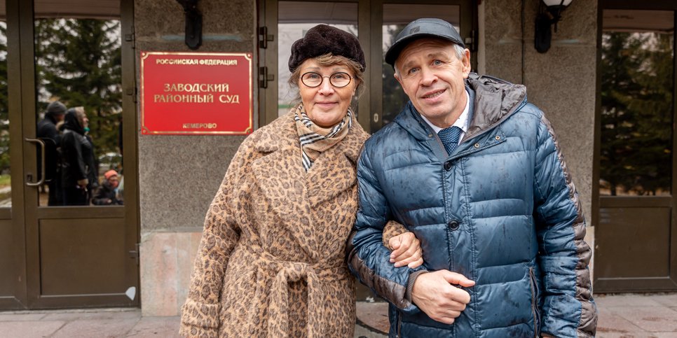 Vladimir Baykalov com sua esposa em frente ao tribunal