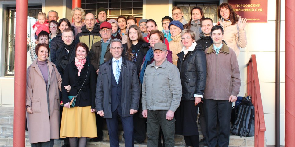 Alexeï Khabarov avec des amis près du tribunal du district de Porkhovski, dans la région de Pskov, octobre 2023