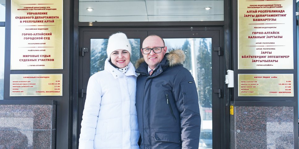亚历山大和尤利娅·卡利斯特拉托娃在法院附近。2023年2月