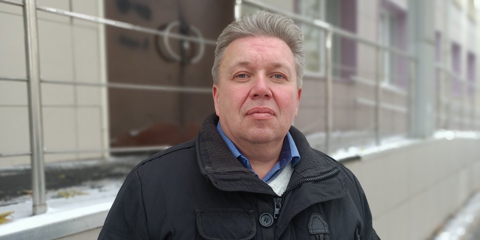 Evgeny Bushev em frente ao edifício do Tribunal Distrital de Kalininsky da Região de Chelyabinsk, outubro de 2023