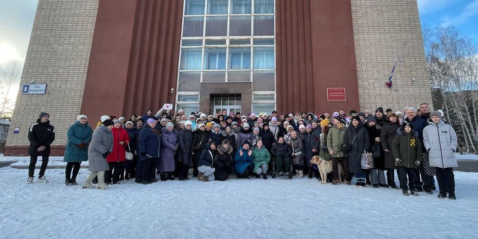 El día del anuncio del veredicto, un gran grupo de amigos vino a apoyar a los creyentes. 23 noviembre 2023