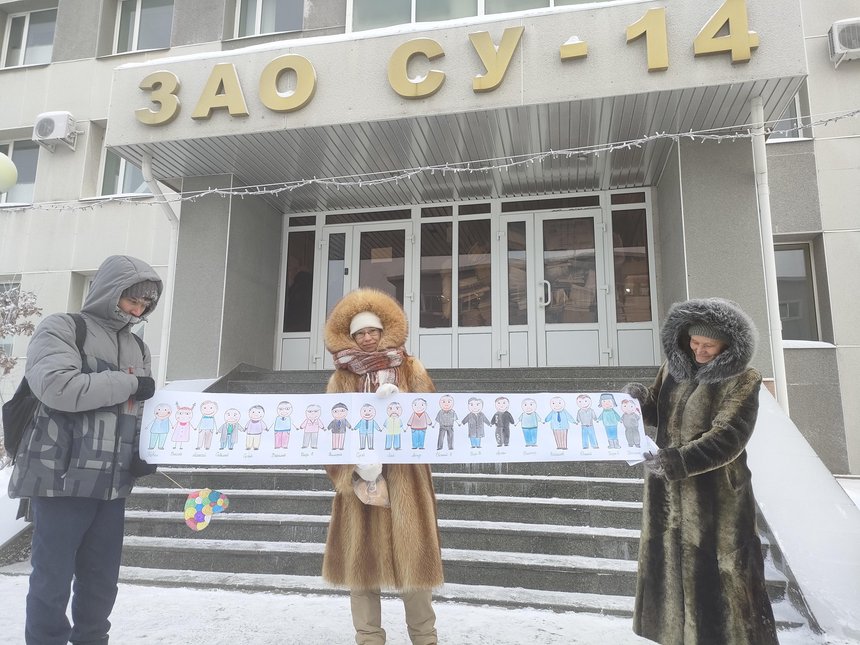 Des amis venus soutenir les croyants dans le gel de 30 degrés