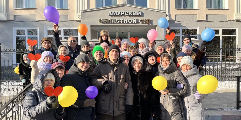 Владимир Балабкин с родными и друзьями перед зданием Амурского областного суда, декабрь 2023 года