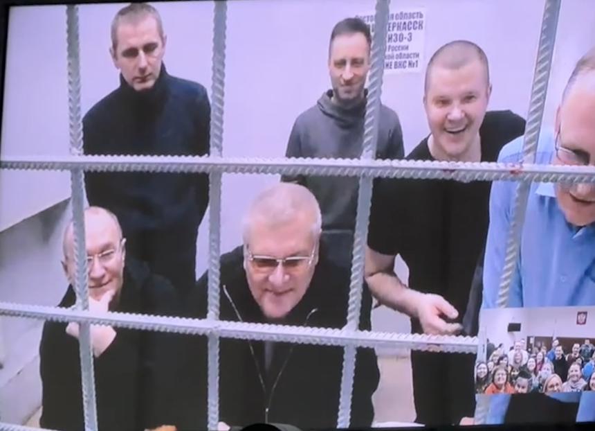 Осужденные жители Гуково общаются по видеосвязи из СИЗО с группой поддержки, пришедшей на кассационные слушания