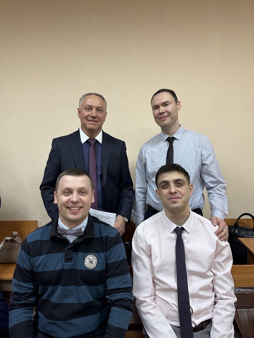 Réus na sala de audiência durante um intervalo