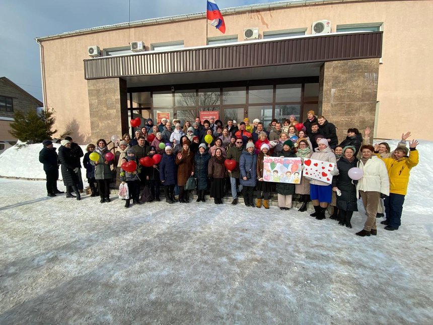 Друзья пришли к зданию суда поддержать верующих, 29 февраля 2024 года.