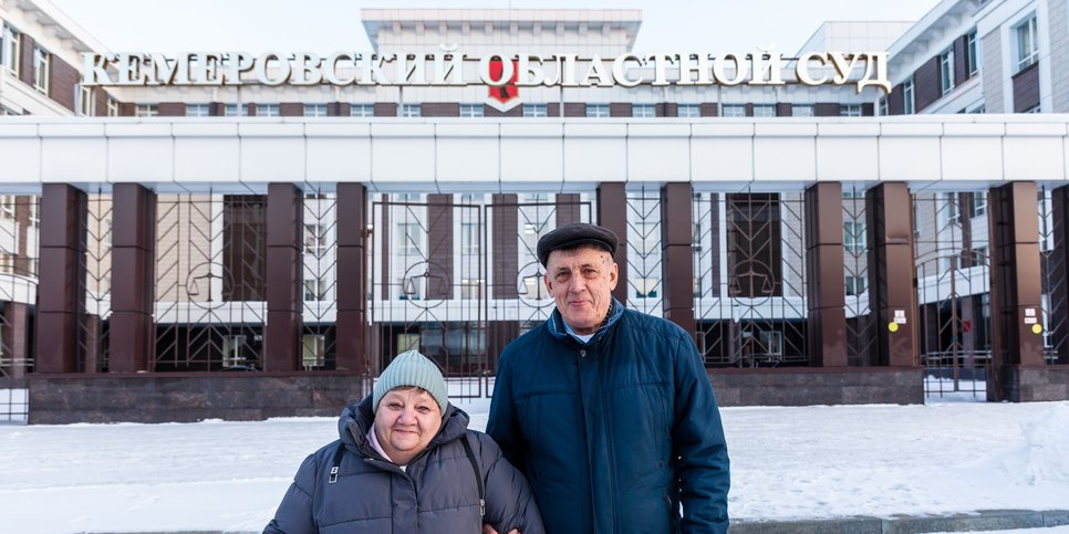 Pavel Brilkov con la moglie il giorno dell'appello vicino al tribunale regionale di Kemerovo