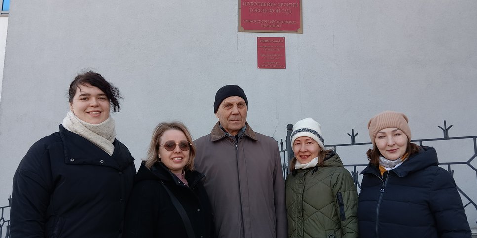 Yuriy Yuskov with his friends on the day of the verdict