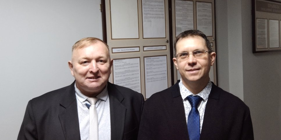 Leonid Druzhinin e Yevgeniy Bitusov no tribunal, dezembro de 2022