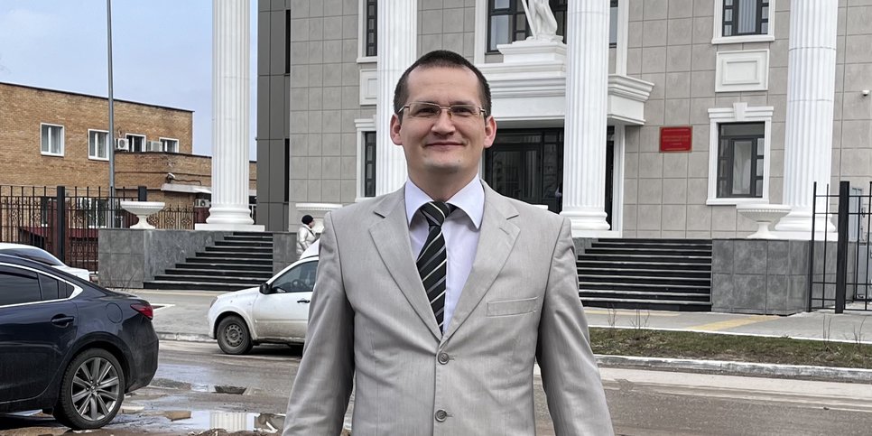 Dolganov frente al tribunal de distrito de Avtozavodsky el día del anuncio del veredicto, el 8 de abril de 2024