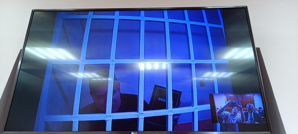 Jewgenij schafft es, Freunde per Video zu sehen. 25. April 2024