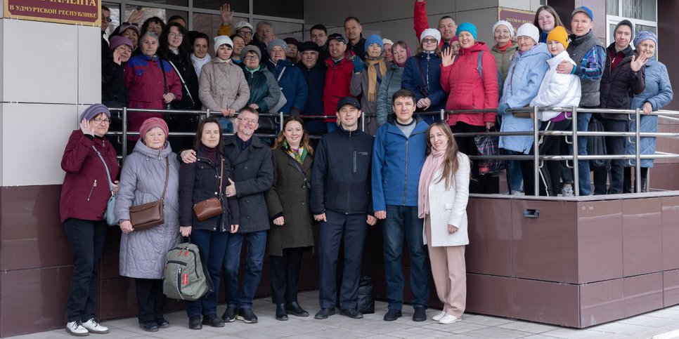 Ashikhmin, Aleksandr Kutin e Maksim Derendyaev, suas famílias e amigos do lado de fora do tribunal, maio de 2024