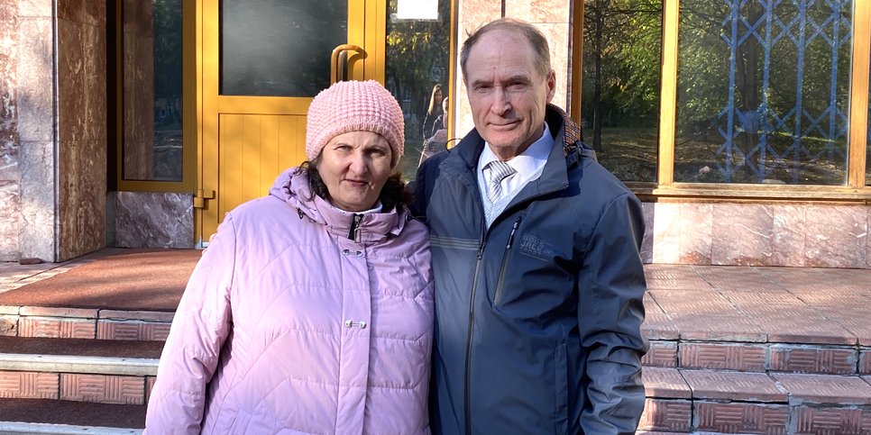 Aleksandr y Svetlana Seredkin frente al juzgado, Novosibirsk, 2022