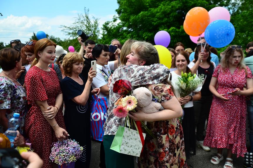 Le amiche di Olga Ivanova l'accolgono dopo il suo rilascio