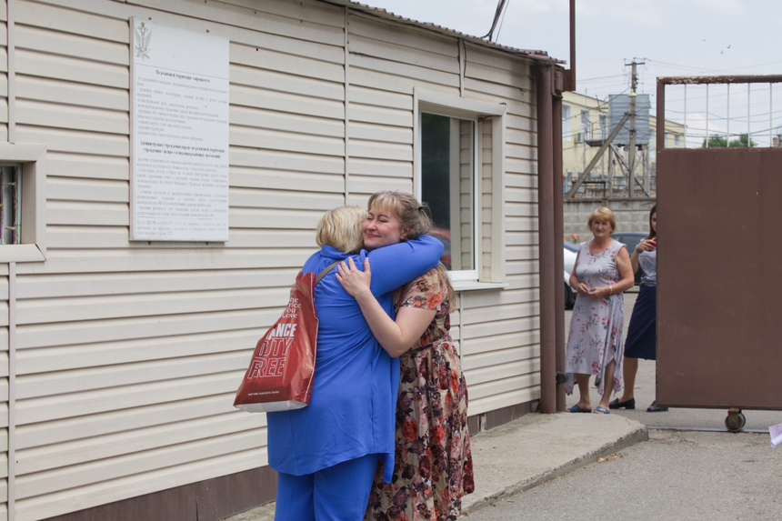 A mãe de Olga Ivanova encontra-a após a sua libertação