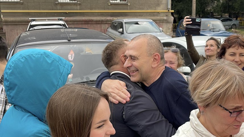 朋友们在审判过程中支持萨尔尼科夫。照片制作于 2024 年 8 月 21 日