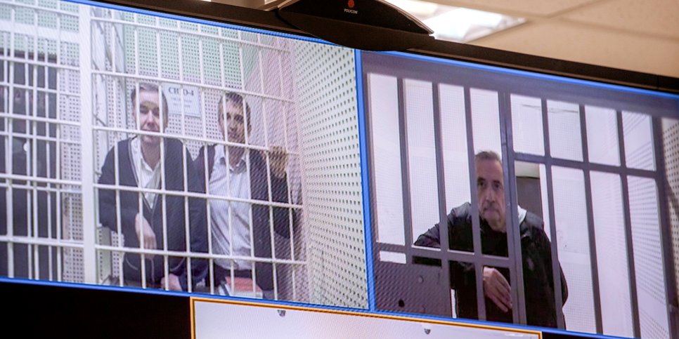 De izquierda a derecha: Sergey Tolokonnikov, Roman Mareyev y Anatoliy Marunov participan en la audiencia de apelación por videoconferencia desde el centro de detención preventiva