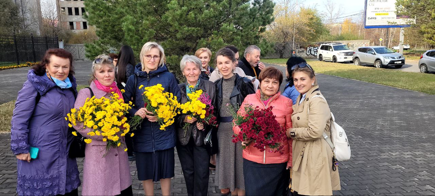 Tatyana Zhuk, Maya Karpushkina ja Svetlana Sedova ystävien ympäröimänä valituspäivänä