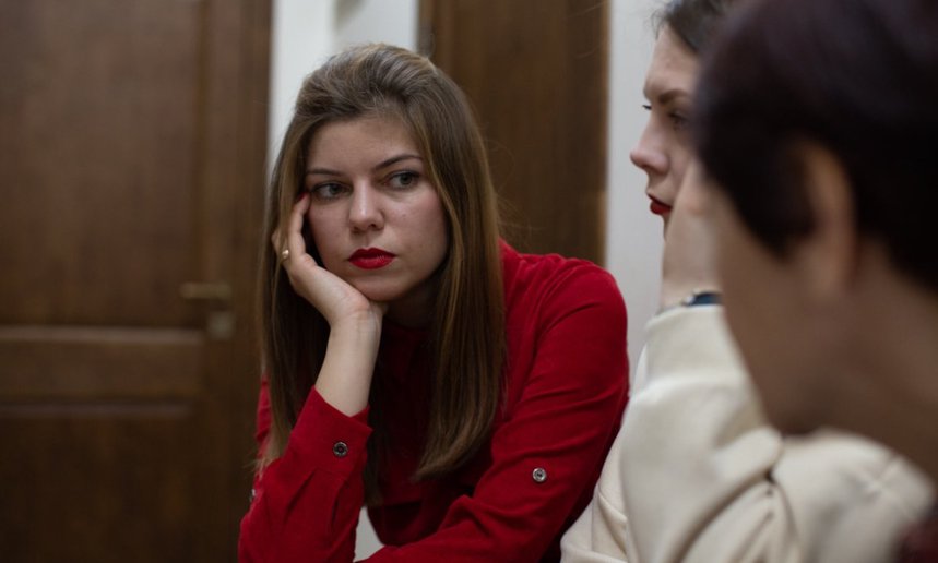 里纳特的妻子加林娜正在走廊里等待最高上诉法院的裁决