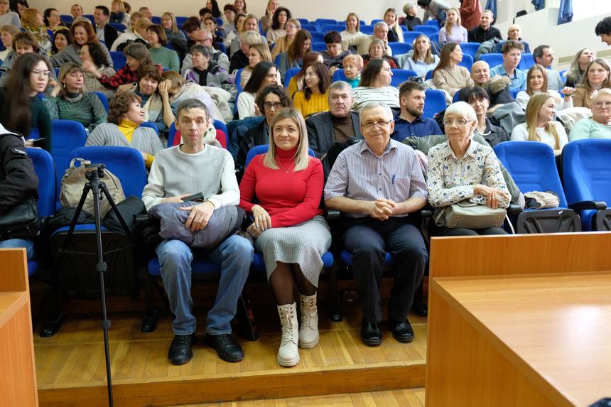 Lelikov con su familia en la sala del tribunal