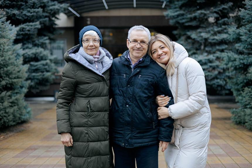 Aleksey Lelikov con su esposa e hija el día del veredicto