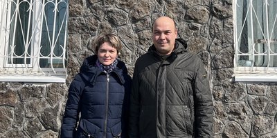 Sergey Chechulin e sua esposa Yelena no dia do recurso. 8 de abril de 2025