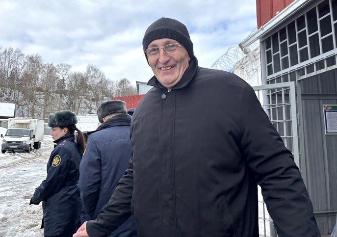 Владимир Мельник на контрольно-пропускном пункте колонии, 9 апреля 2025 года