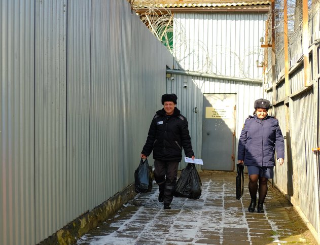 Артур Путинцев покидает территорию исправительной колонии, 9 апреля 2025 года