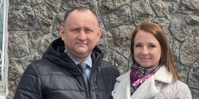 Aleksey Ovchar e sua moglie il giorno della corte d&rsquo;appello vicino all&rsquo;edificio del Tribunale del Territorio di Kamchatka