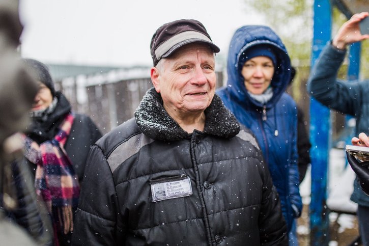 Nikolay Voishchev circondato dai suoi amici