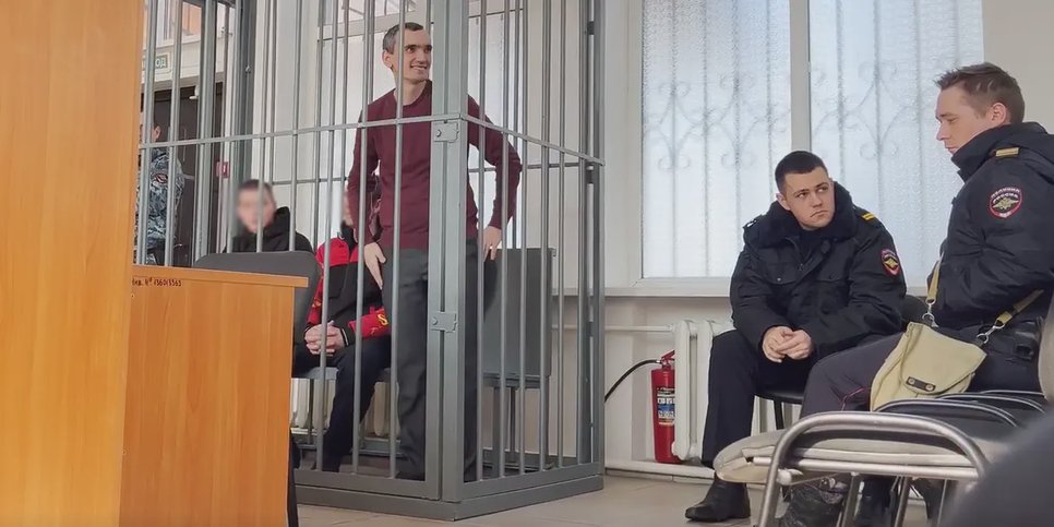 Aleksandr Davydenko en una jaula para los acusados el día del veredicto. Febrero 2025