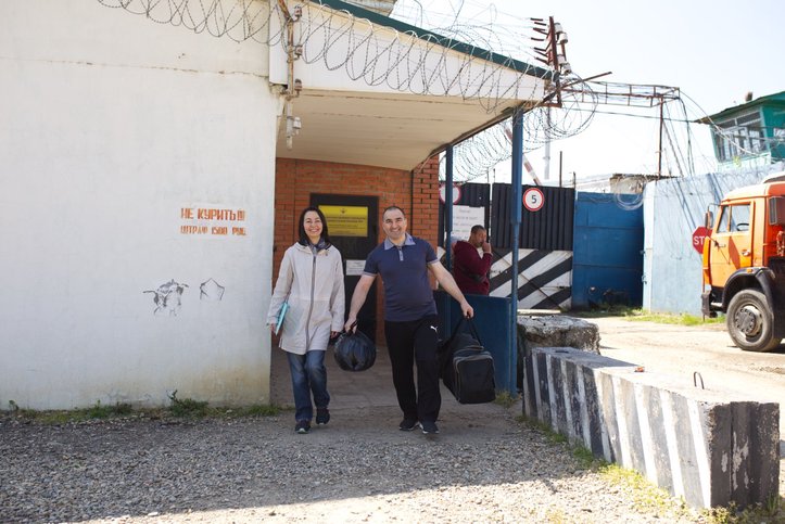 All'uscita dal centro di detenzione preventiva, Inver Siyukhov è stato accolto da sua sorella e difensore d'ufficio Zarieta. Aprile 2025