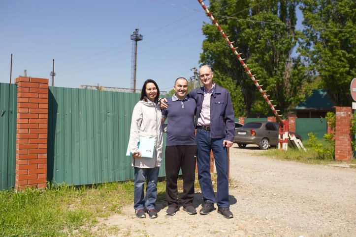 Inver Siyukhov (al centro) e sua sorella con il marito. Aprile 2025