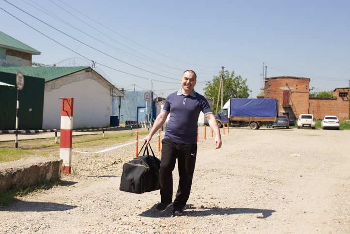 Inver Siyukhov sullo sfondo del centro di detenzione preventiva. Aprile 2025